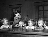 Greta Fischer mit Kindern